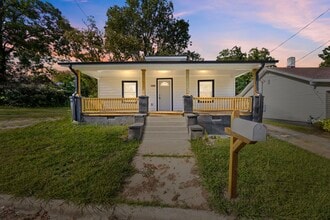 Building Photo - 1005 E Russell Ave