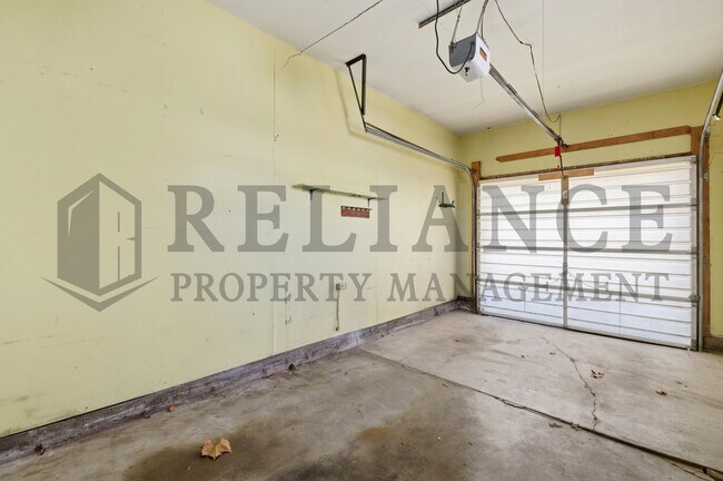 Building Photo - 2242 S Ridgewood Dr