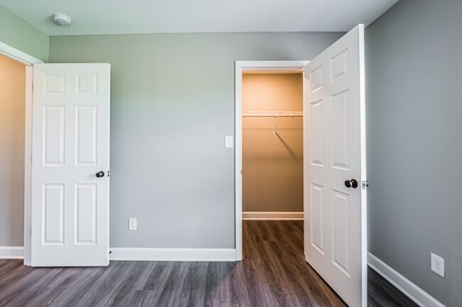 Building Photo - 195 Creekwood Ave