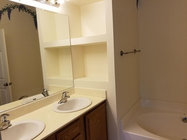 Building Photo - Oak View- Three bedroom home with Mountain...