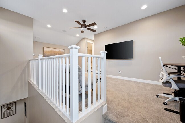 Building Photo - 1913 E Rosemary Dr