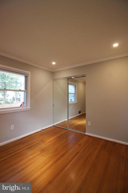 Building Photo - 102 Yeonas Dr SE