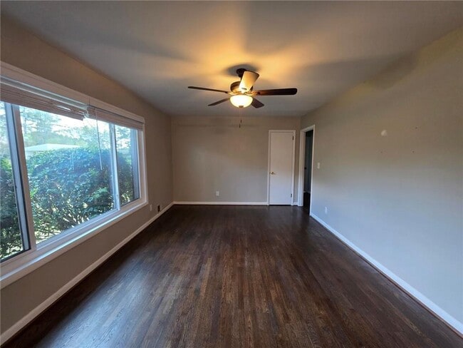 Building Photo - 652 Forest Ridge Dr SE