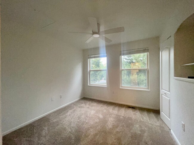 Building Photo - $0 DEPOSIT OPTION. BRIGHT AND SPACIOUS 2/2...