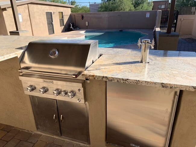 Building Photo - 928 E 6th St