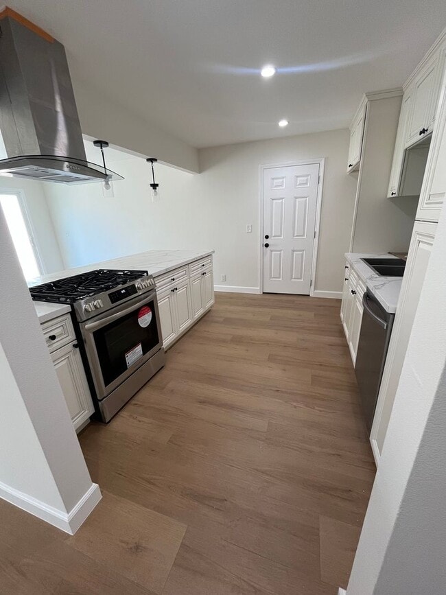 Building Photo - For Rent – Newly Remodeled 3 Bed / 2 Bath ...