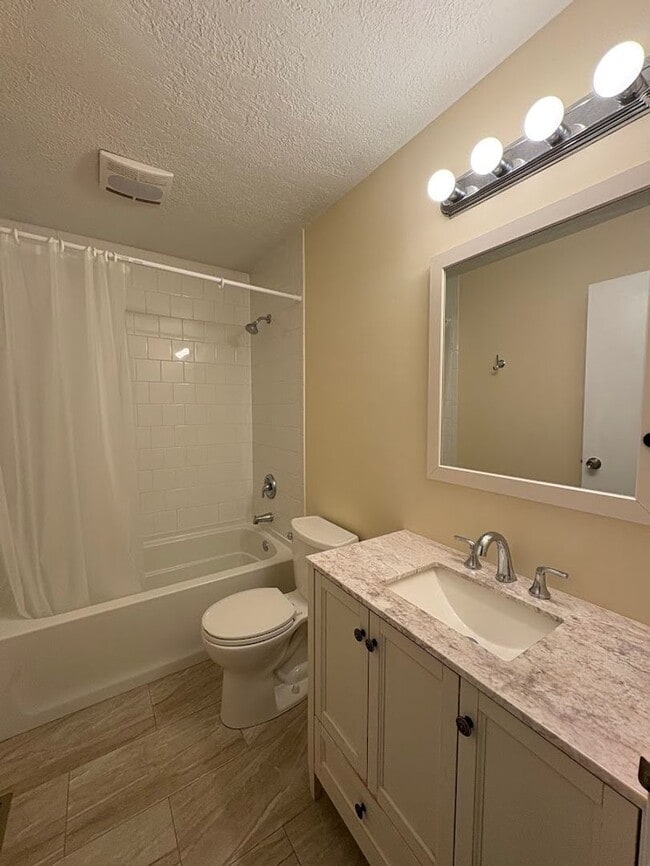 Building Photo - Beautiful and spacious 3 bedroom 2.5 bathroom townhome available for rent