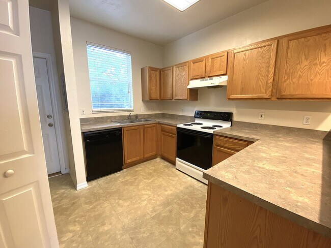 Building Photo - Kensington North #1608 - Move in now