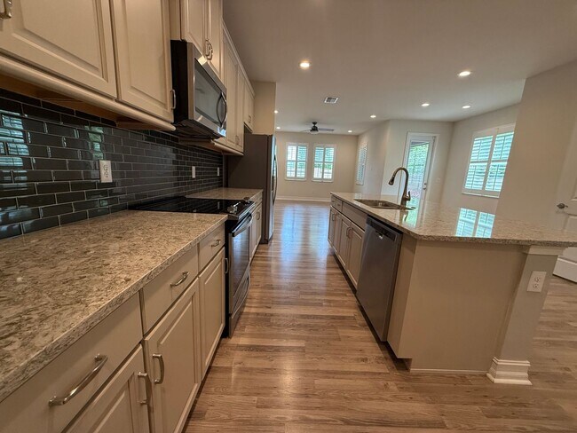 Building Photo - Beautiful Townhome in Lutz