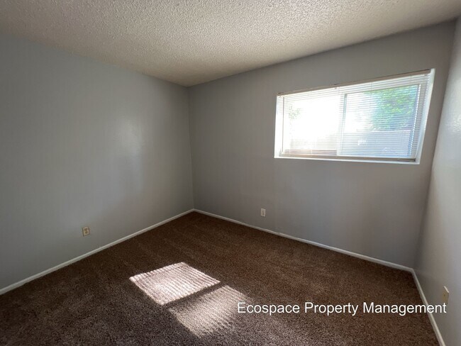 Building Photo - 2 Bedroom 1 Bathroom Apartment in Aurora!