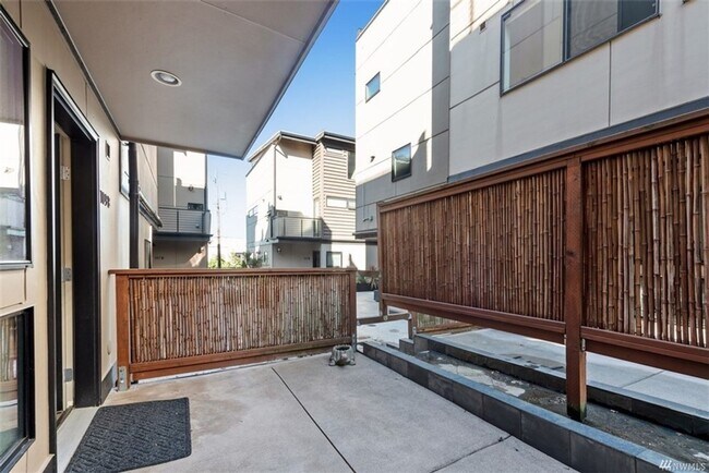 Building Photo - 2Bd/1.75Ba Seattle Townhouse