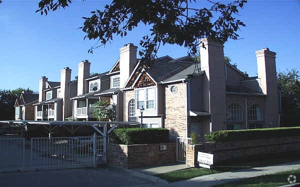 Building Photo - Marquita Carriage Place