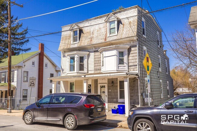 Building Photo - 12 E Main St
