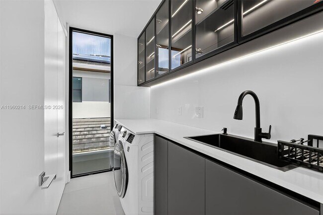 Building Photo - 620 Solar Isle Dr