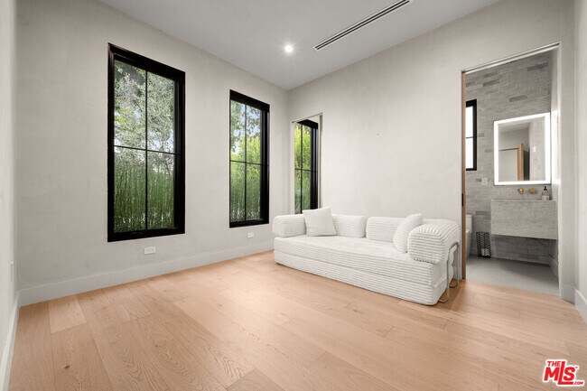 Building Photo - 4740 Sunnyslope Ave