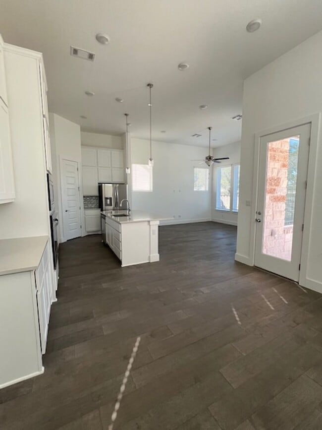 Building Photo - 3 Bdrm, 2 1/2 bath in Parmer Ranch Neighborhood