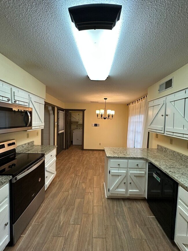 Building Photo - Showings may begin 7/1/26. Spacious Germantown home! Walking distance to Farmington Elementary. S...