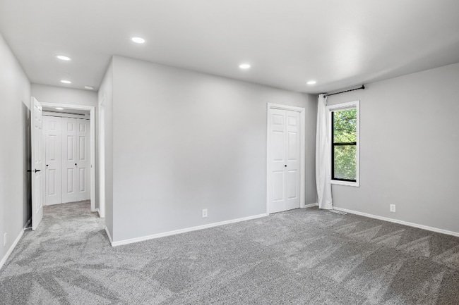 Building Photo - 355 Elm St N