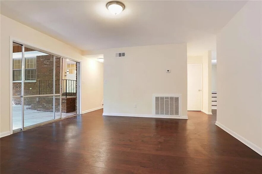 Building Photo - Room in House on Shawnee Trail