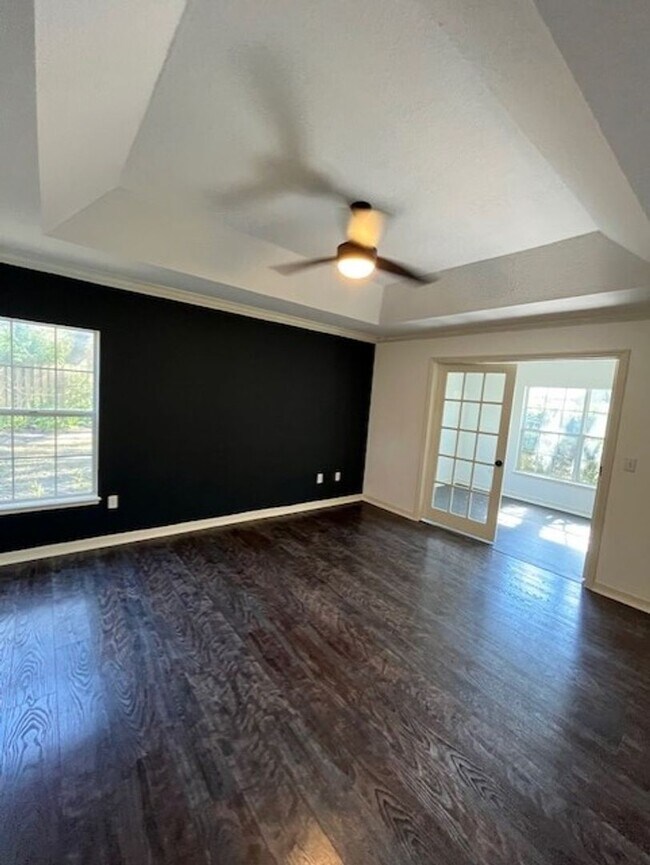 Building Photo - Beautiful and completely Renovated 3/2 fen...
