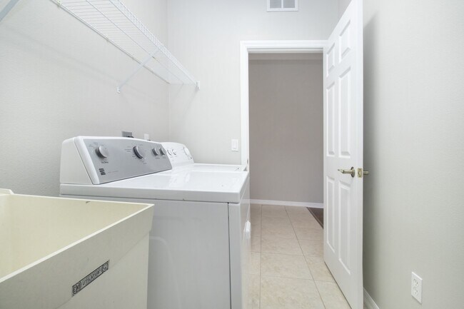 Building Photo - 4 bedroom 3 Bath Pool home in Lakewood Ran...