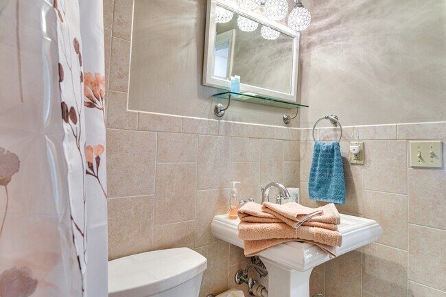 Building Photo - 634 180th Ave W