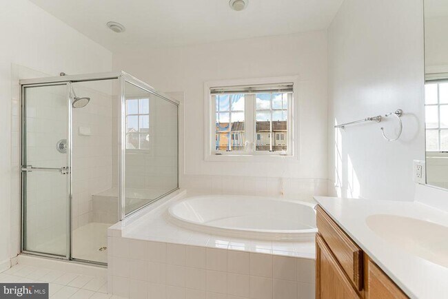 Building Photo - 3874 Carriage Hill Dr