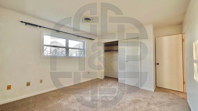 Building Photo - Edwards St Triplex