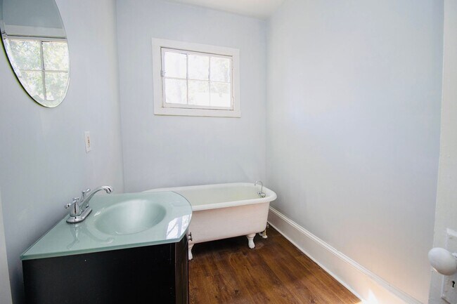 Building Photo - 3 Bedroom, 2 Bath Walking Distance to 5 Points, Close to USC - Available for the 2026-2027 School...