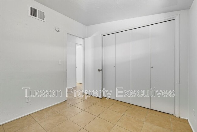 Building Photo - 1662 N Beverly Ave