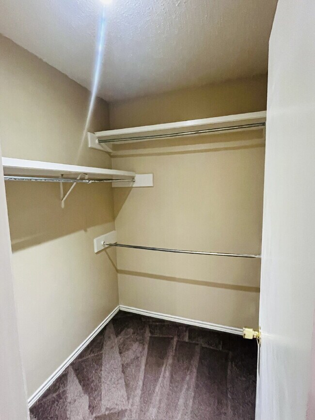 Building Photo - 2 Bedroom Duplex