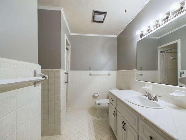 Building Photo - Charming 3-Bed Oasis with Fireplace & Hard...