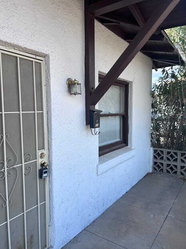 Building Photo - 616 E 8th St