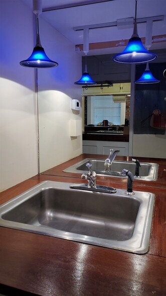 Wet bar off kitchen - 101 W Oglethorpe Ave