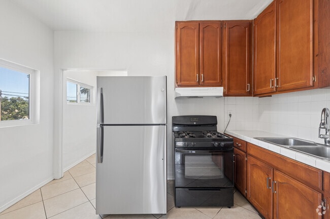 Interior Photo - 2700 S Redondo Blvd