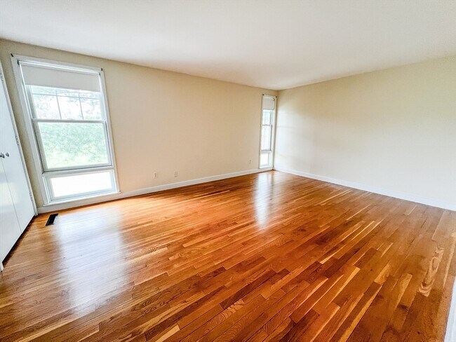 Building Photo - 11 Oak St