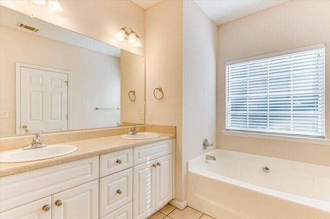 Building Photo - 913 Cabot Cove