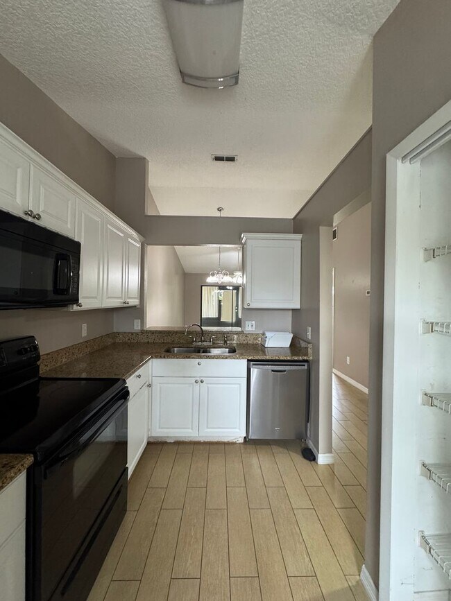 Building Photo - PENDING APPLICATIONS- MOVE IN SPECIAL- Cozy 1 Bed/ 1 Bath in King Oak Villas