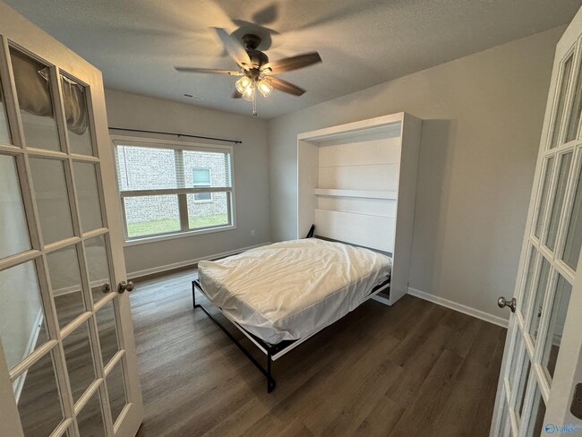 Building Photo - 209 Saddle St