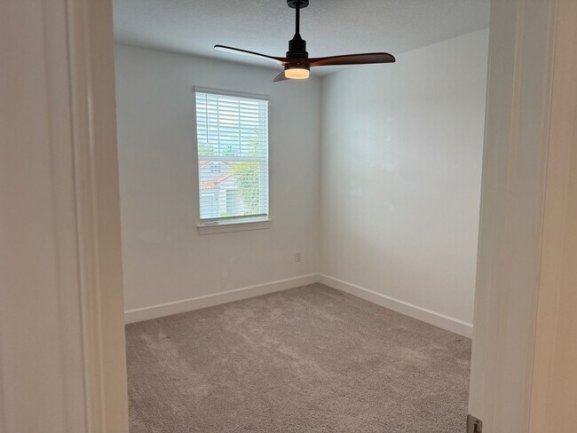 Building Photo - 5 Bedroom 4 Bath W/Office & 3-Car Garage (...