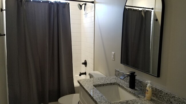 Building Photo - 13 Bigby St