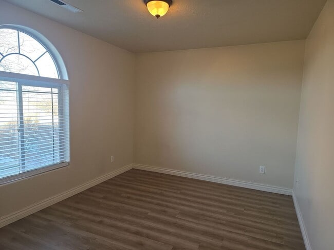 Building Photo - Northern View Subdivision Townhome