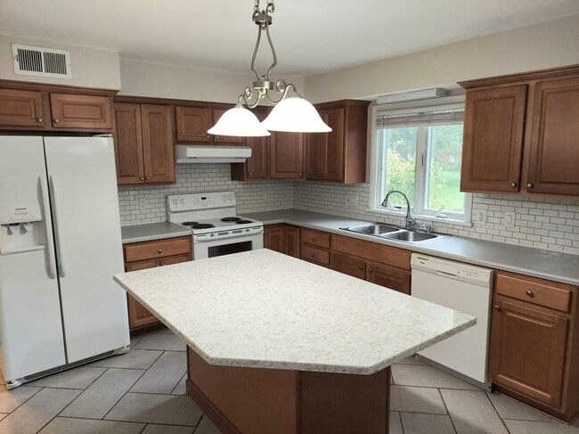 Building Photo - 34 Spier Ave