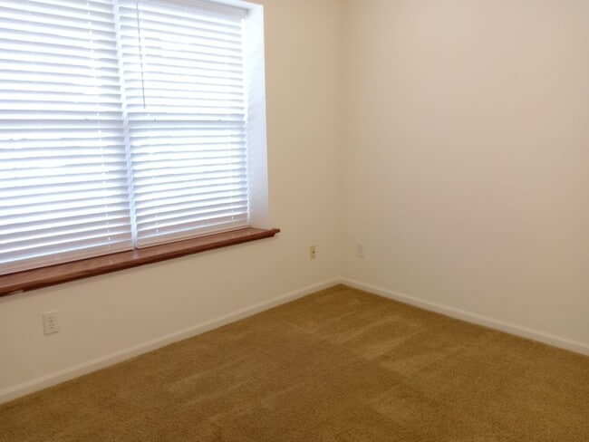 Building Photo - 1724-1726-1726 Louise Cir