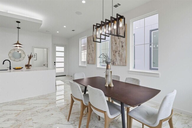 Building Photo - 2909 El Fenice Ln