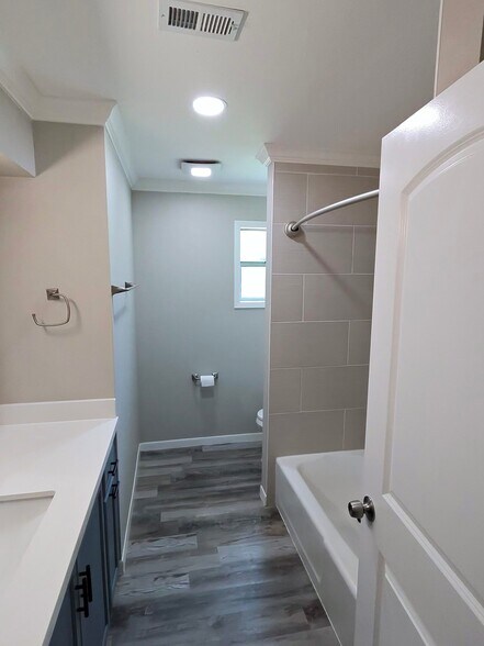 Building Photo - 904 Westview Cir