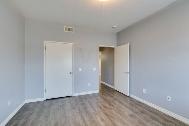 Building Photo - CUTE AND COZY 1 BEDROOM UNIT WITH TONS OF UPGRADES*COMMUNITY AMENITIES*