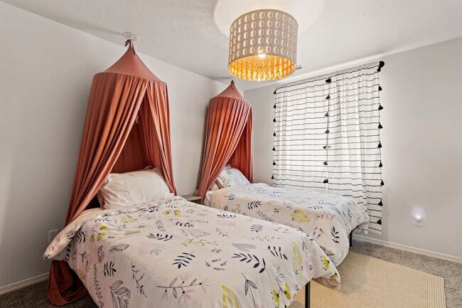 Building Photo - 347 S 10th Ave