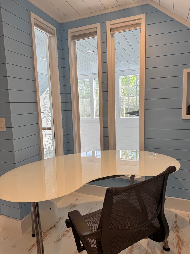 Building Photo - 2732 Weeks Ave