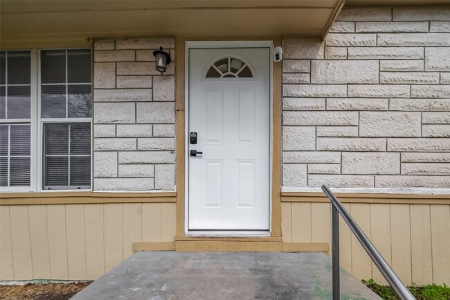 Building Photo - 1221 Parkway Dr